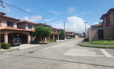 Venta de Casa de Esquina Remodelada en PH Versalles | LAMM