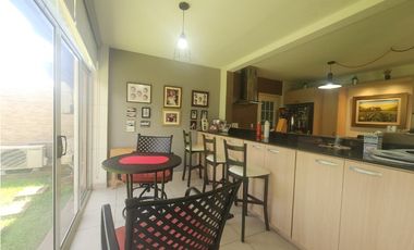 Venta de Casa de Esquina Remodelada en PH Versalles | LAMM