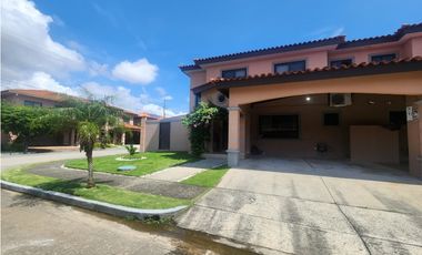 Venta de Casa de Esquina Remodelada en PH Versalles | LAMM