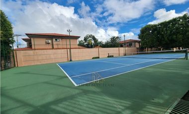 Venta de Casa de Esquina Remodelada en PH Versalles | LAMM