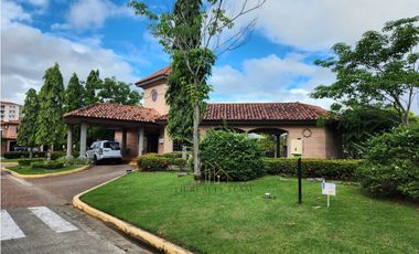 Venta de Casa de Esquina Remodelada en PH Versalles | LAMM