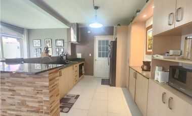 Venta de Casa de Esquina Remodelada en PH Versalles | LAMM