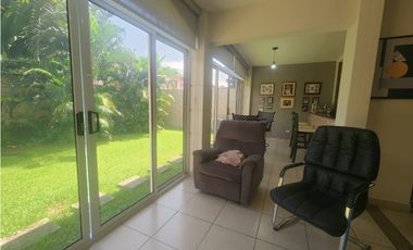 Venta de Casa de Esquina Remodelada en PH Versalles | LAMM