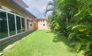 Venta de Casa de Esquina Remodelada en PH Versalles | LAMM