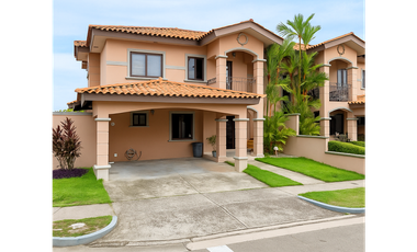 Venta de Casa de Esquina Remodelada en PH Versalles | LAMM