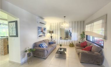 Venta de Casa de Esquina Remodelada en PH Versalles | LAMM