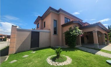 Venta de Casa de Esquina Remodelada en PH Versalles | LAMM