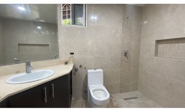 Casa de 3 Niveles en Hato Pintado con Piscina en Venta - LMMO