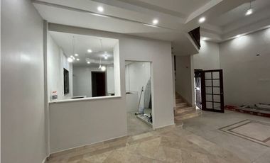 Casa de 3 Niveles en Hato Pintado con Piscina en Venta - LMMO