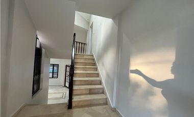 Casa de 3 Niveles en Hato Pintado con Piscina en Venta - LMMO