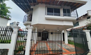 Casa de 3 Niveles en Hato Pintado con Piscina en Venta - LMMO