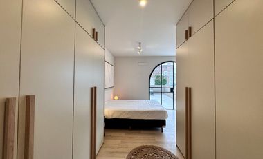 Casa a estrenar 4 dorm en venta c/garage y patio en Abasto