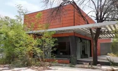 EDIFICIO COMERCIAL Y DE OFICINAS EN VENTA DE REMATE PARA REMODELAR EN LA FAMA, SANTA CATARINA, NUEVO LEÓN