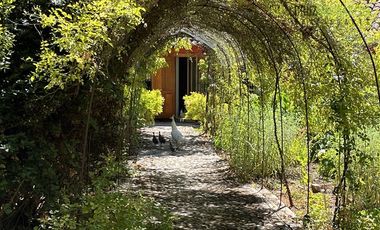 Casa en Venta en Casona Chilena completamente amoblada, impecable con lindo parque y plantación de nogales.