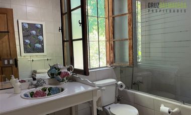 Casa en Venta en Casona Chilena completamente amoblada, impecable con lindo parque y plantación de nogales.