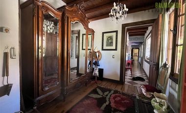 Parcela en Venta en Casona Chilena completamente amoblada, impecable con lindo parque y plantación de nogales.