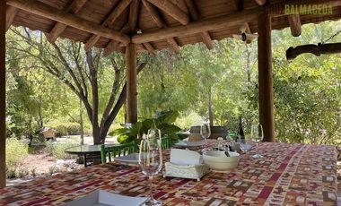 Parcela en Venta en Casona Chilena completamente amoblada, impecable con lindo parque y plantación de nogales.