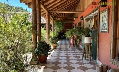 Parcela en Venta en Casona Chilena completamente amoblada, impecable con lindo parque y plantación de nogales.