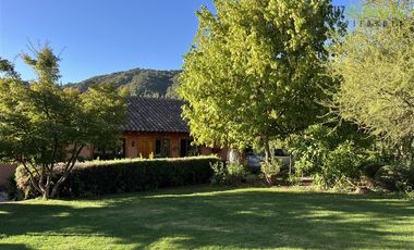 Parcela en Venta en Casona Chilena completamente amoblada, impecable con lindo parque y plantación de nogales.