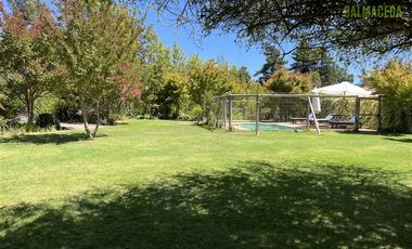 Parcela en Venta en Casona Chilena completamente amoblada, impecable con lindo parque y plantación de nogales.
