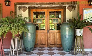 Parcela en Venta en Casona Chilena completamente amoblada, impecable con lindo parque y plantación de nogales.