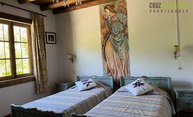 Parcela en Venta en Casona Chilena completamente amoblada, impecable con lindo parque y plantación de nogales.
