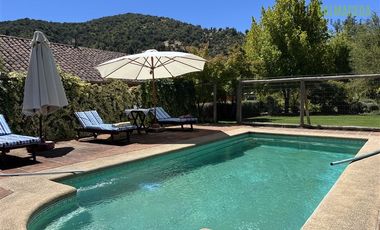 Parcela en Venta en Casona Chilena completamente amoblada, impecable con lindo parque y plantación de nogales.