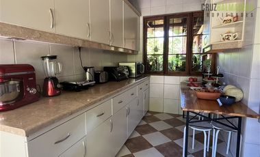 Parcela en Venta en Casona Chilena completamente amoblada, impecable con lindo parque y plantación de nogales.