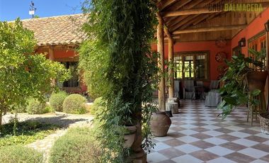 Parcela en Venta en Casona Chilena completamente amoblada, impecable con lindo parque y plantación de nogales.
