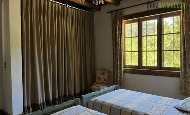 Parcela en Venta en Casona Chilena completamente amoblada, impecable con lindo parque y plantación de nogales.