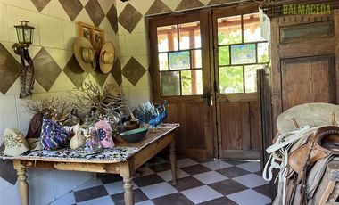 Parcela en Venta en Casona Chilena completamente amoblada, impecable con lindo parque y plantación de nogales.