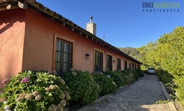 Parcela en Venta en Casona Chilena completamente amoblada, impecable con lindo parque y plantación de nogales.