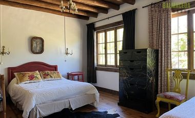 Parcela en Venta en Casona Chilena completamente amoblada, impecable con lindo parque y plantación de nogales.