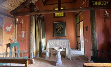Parcela en Venta en Casona Chilena completamente amoblada, impecable con lindo parque y plantación de nogales.