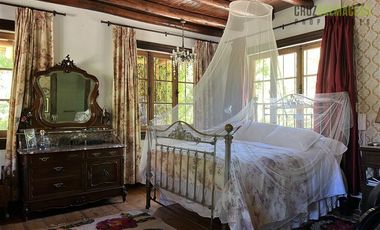 Parcela en Venta en Casona Chilena completamente amoblada, impecable con lindo parque y plantación de nogales.