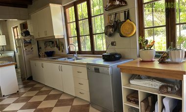 Parcela en Venta en Casona Chilena completamente amoblada, impecable con lindo parque y plantación de nogales.