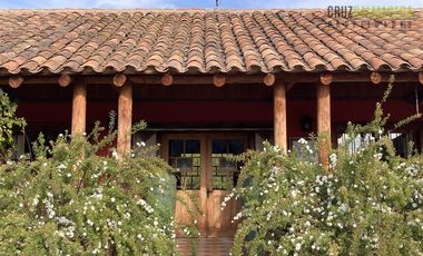Parcela en Venta en Casona Chilena completamente amoblada, impecable con lindo parque y plantación de nogales.