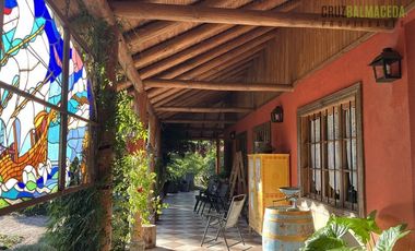Parcela en Venta en Casona Chilena completamente amoblada, impecable con lindo parque y plantación de nogales.
