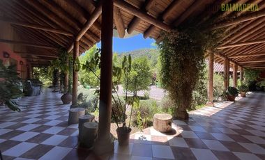 Parcela en Venta en Casona Chilena completamente amoblada, impecable con lindo parque y plantación de nogales.