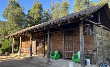 Parcela en Venta en Casona Chilena completamente amoblada, impecable con lindo parque y plantación de nogales.
