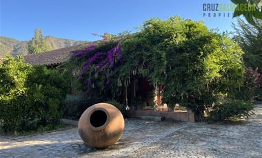 Parcela en Venta en Casona Chilena completamente amoblada, impecable con lindo parque y plantación de nogales.