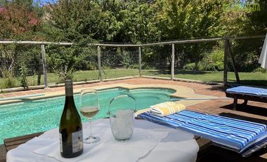 Parcela en Venta en Casona Chilena completamente amoblada, impecable con lindo parque y plantación de nogales.