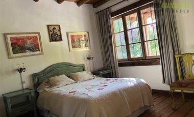 Parcela en Venta en Casona Chilena completamente amoblada, impecable con lindo parque y plantación de nogales.