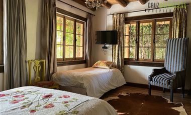Parcela en Venta en Casona Chilena completamente amoblada, impecable con lindo parque y plantación de nogales.