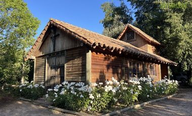 Parcela en Venta en Casona Chilena completamente amoblada, impecable con lindo parque y plantación de nogales.