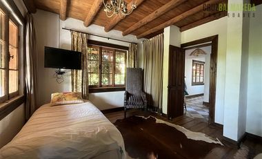 Parcela en Venta en Casona Chilena completamente amoblada, impecable con lindo parque y plantación de nogales.
