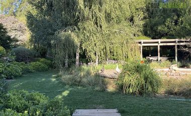 Parcela en Venta en Casona Chilena completamente amoblada, impecable con lindo parque y plantación de nogales.