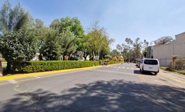 Exclusiva casa con jardín en condominio horizontal con seguridad 24 horas