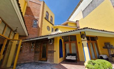 Exclusiva casa con jardín en condominio horizontal con seguridad 24 horas