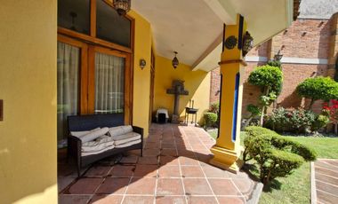 Exclusiva casa con jardín en condominio horizontal con seguridad 24 horas